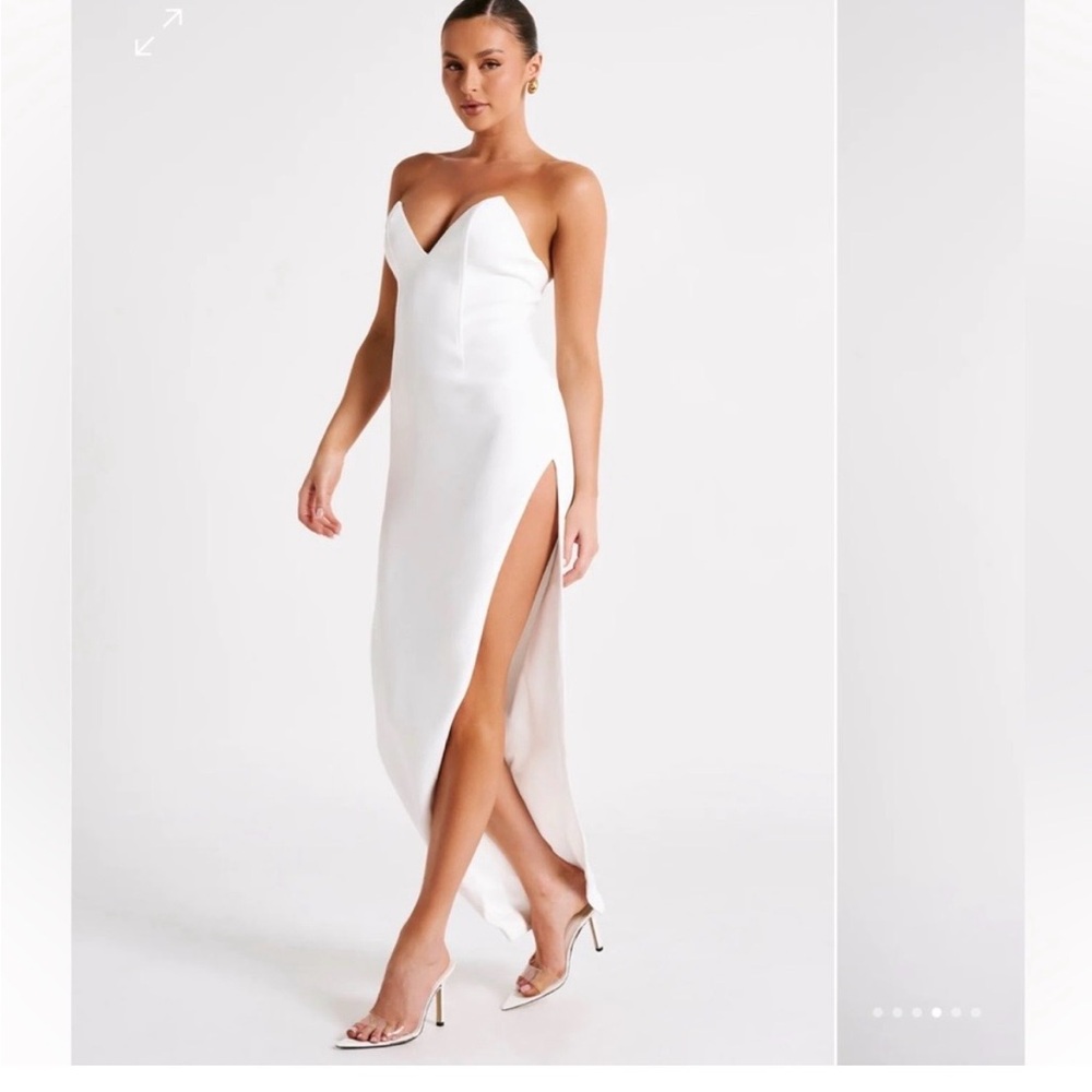 Elegant White Strapless Dress